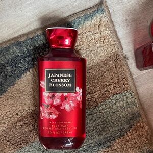 Bath & Body Works Japanese Cherry Blossom Body Wash - Red